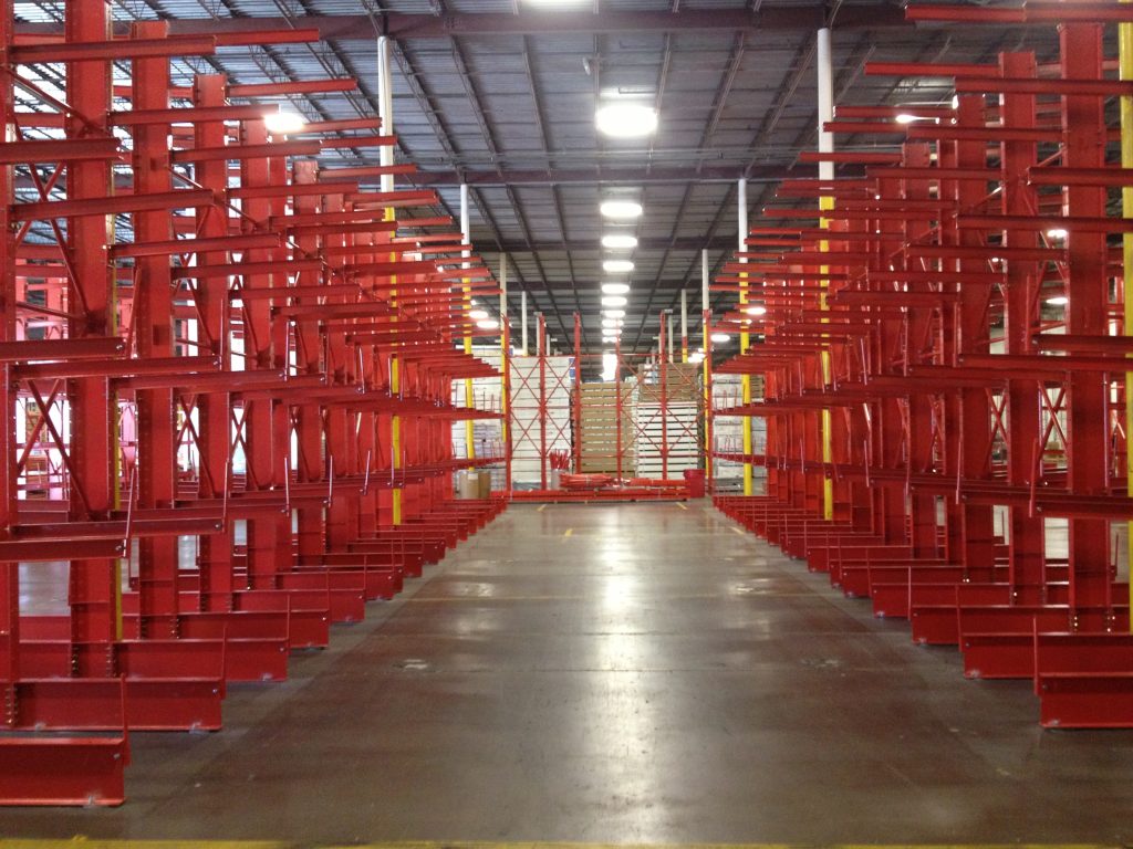Cantilever racking system with adjustable arms