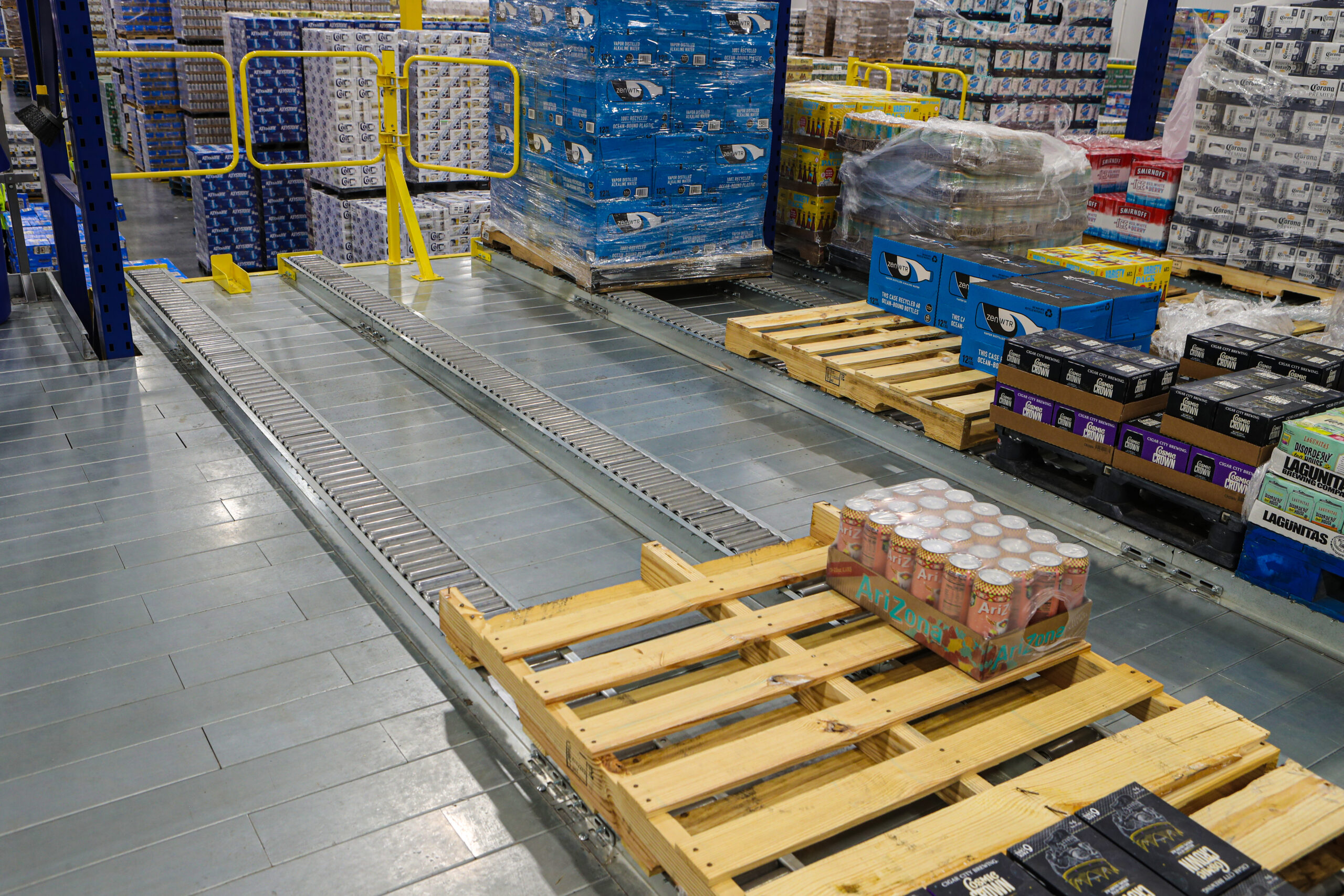 Gravity Conveyor with Pallet - Apex Companies